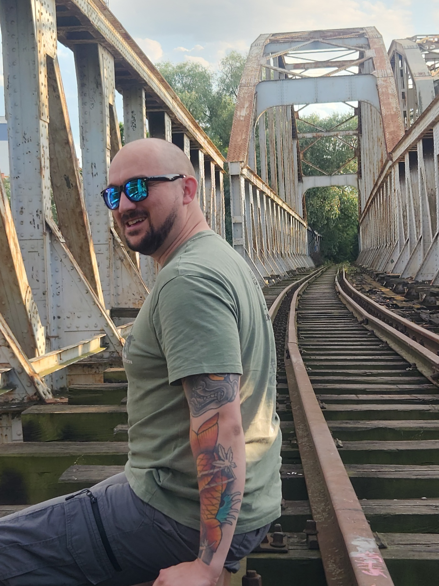 Wandermind creator standing on a railway bridge